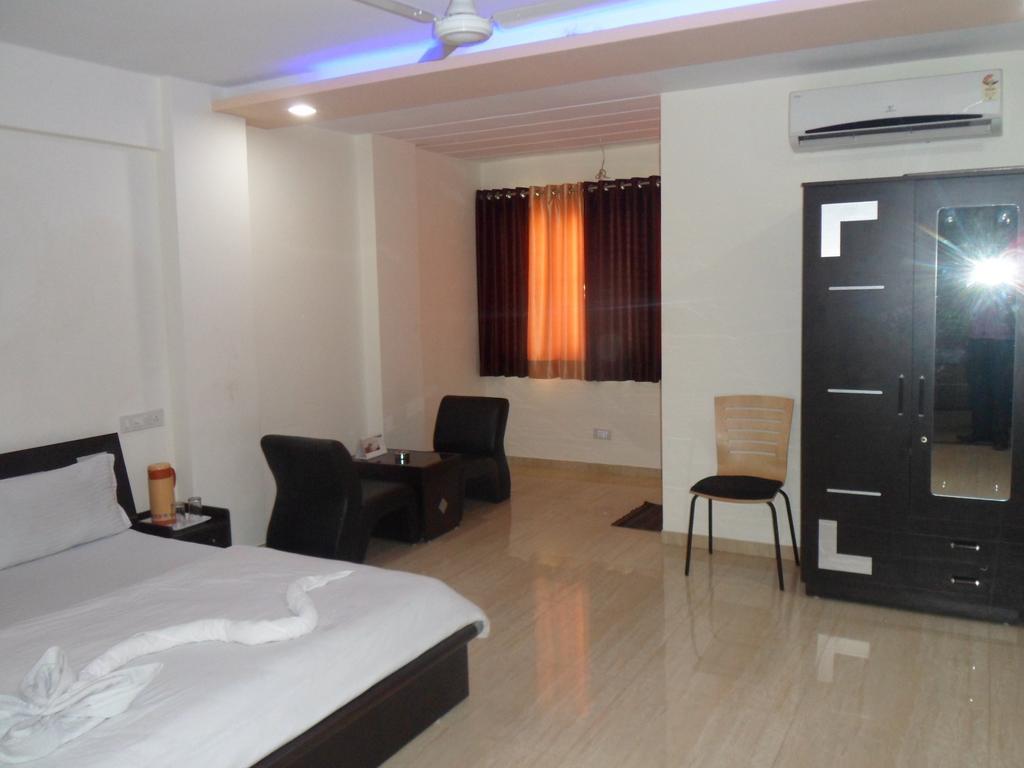 Hotel Rajdeep Inn Ahmadabad Zewnętrze zdjęcie